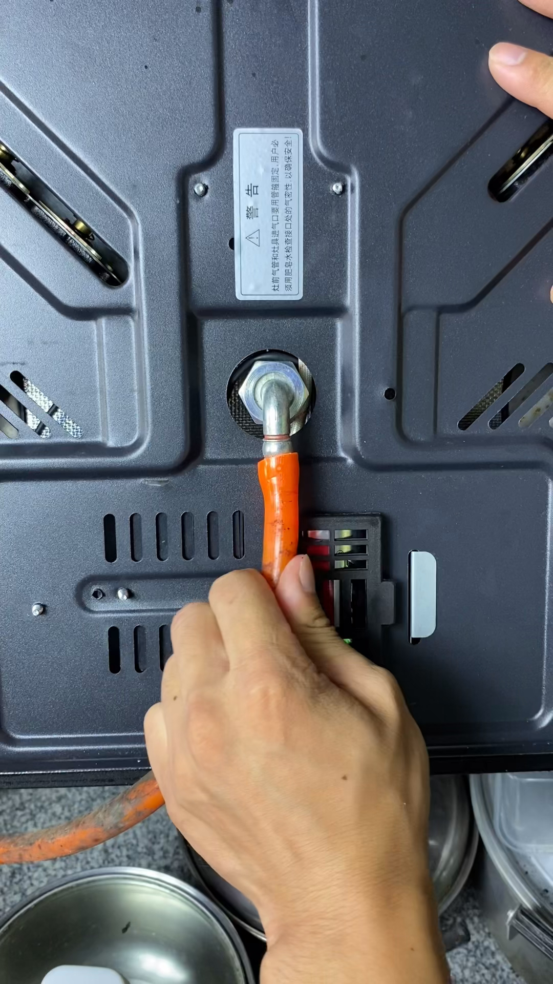 给家里燃气灶换上一根金属防爆燃气管