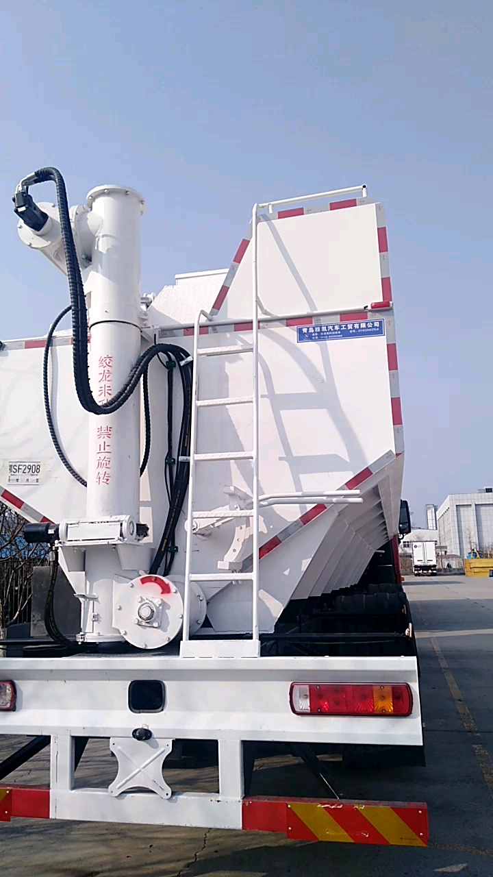 专用车#7.7米散装饲料运输罐车,26立方液压式散装饲料罐