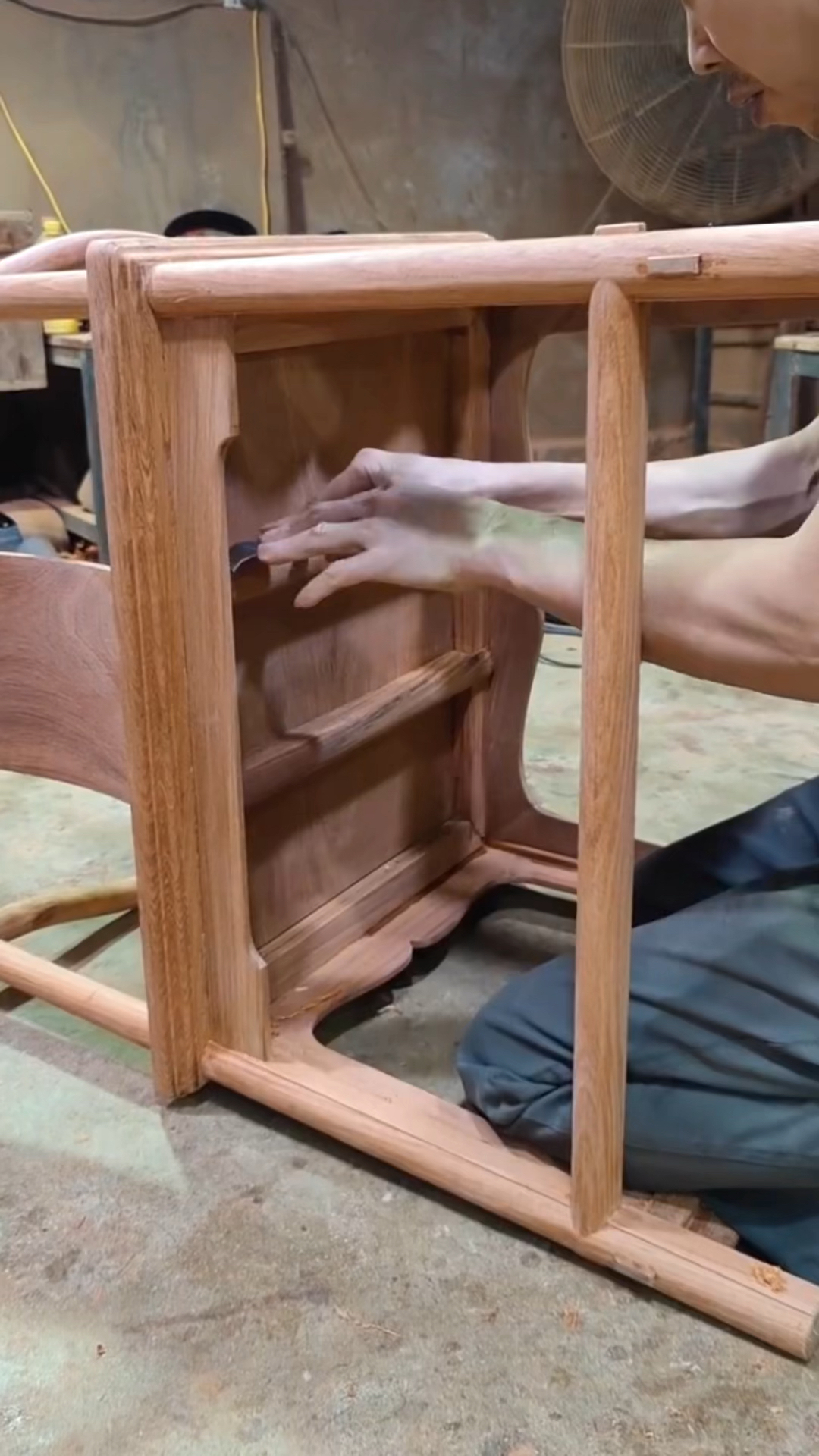 传统工艺#红木家具制作过程,传统手工刮磨工艺!-度小视