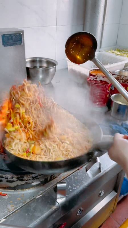 爱美食爱生活#这颠大勺的手法怎么样?一不小心就会跑出去-度小视