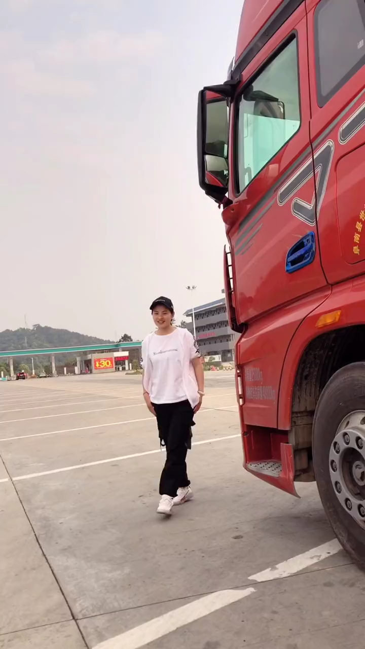 女司机开这么长的大货车,是不是很帅气,生活百般滋味只有自己能够体会