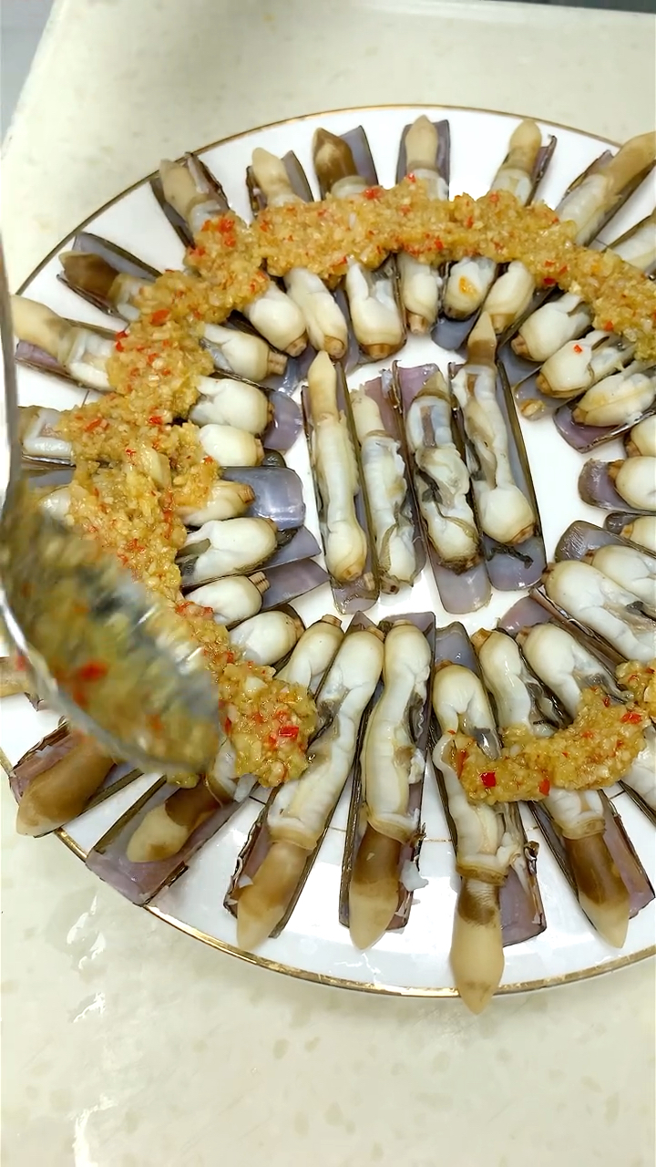 今天做个好看又好吃的菜,蒜蓉蛏子皇,做法简单味道鲜美.