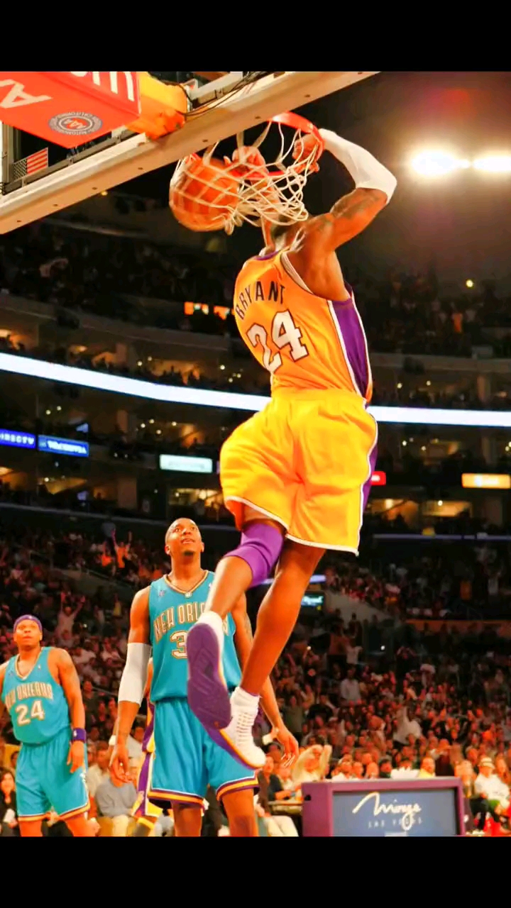 8号科比身体太劲爆了,不愧是最年轻的扣篮王!-度小视