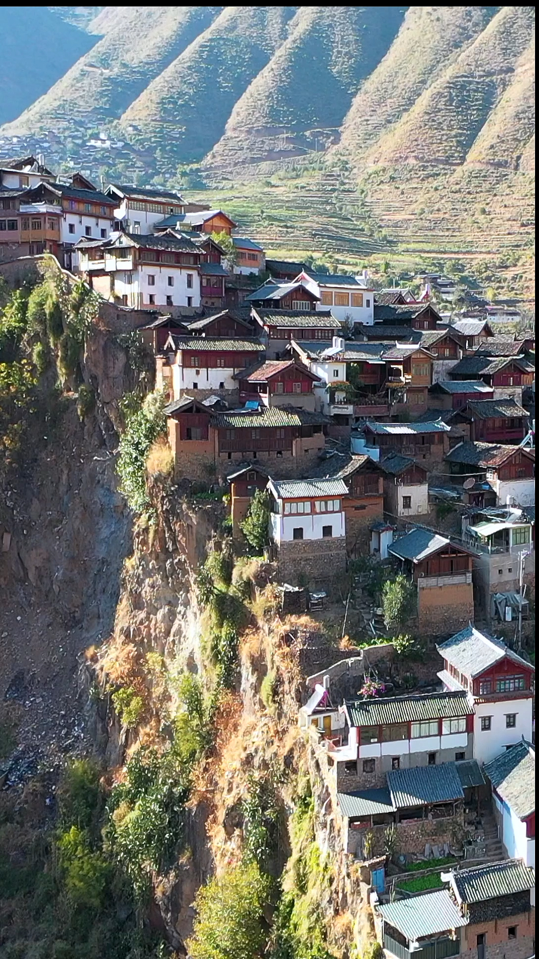 云南宝山石头城全村一百多户人家共居一块巨石之上三面皆是悬崖绝壁