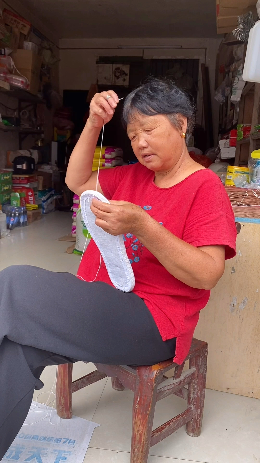 手工布鞋#一直没搞明白,二妈做布鞋的时候,为什么针头总要划一下?