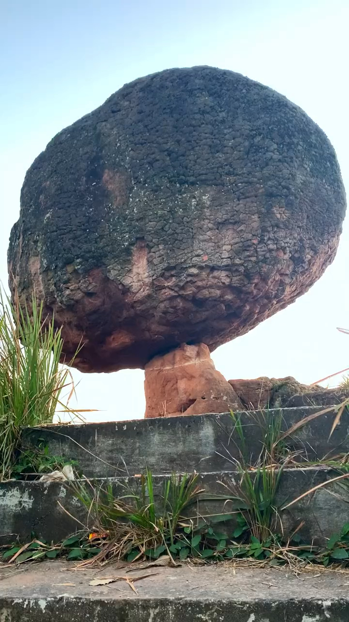 神奇的蘑菇石头,屹立万年不倒.