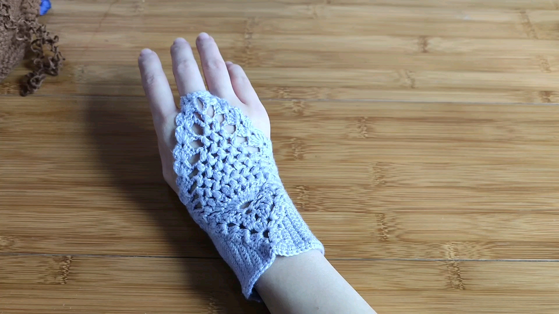 钩针的魅力#钩针编织秋天装饰性手套,好看又方便