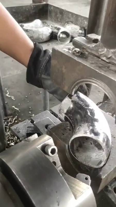 老板买的加工弯头车床,不知道现在是先进的还是淘汰的,感觉挺慢的