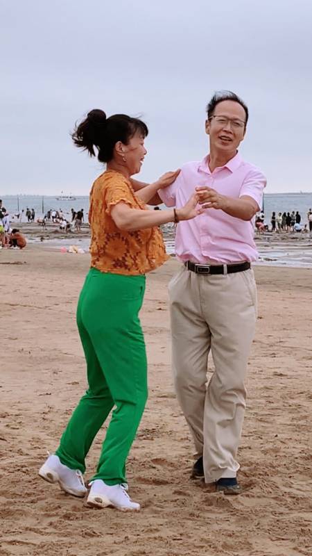 萤火有奖打卡#美女和大叔舞得真默契