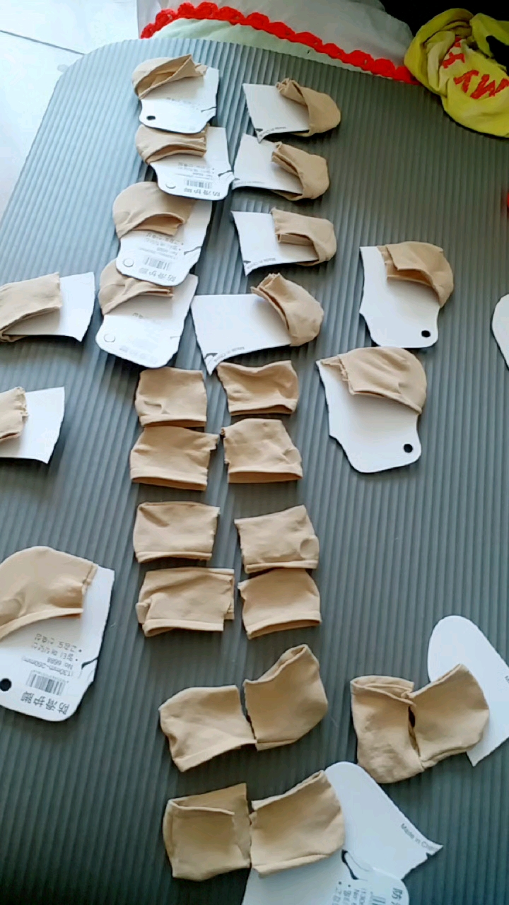 袜子穿不了,商家让全剪了,第一次剪东西是多么忐忑