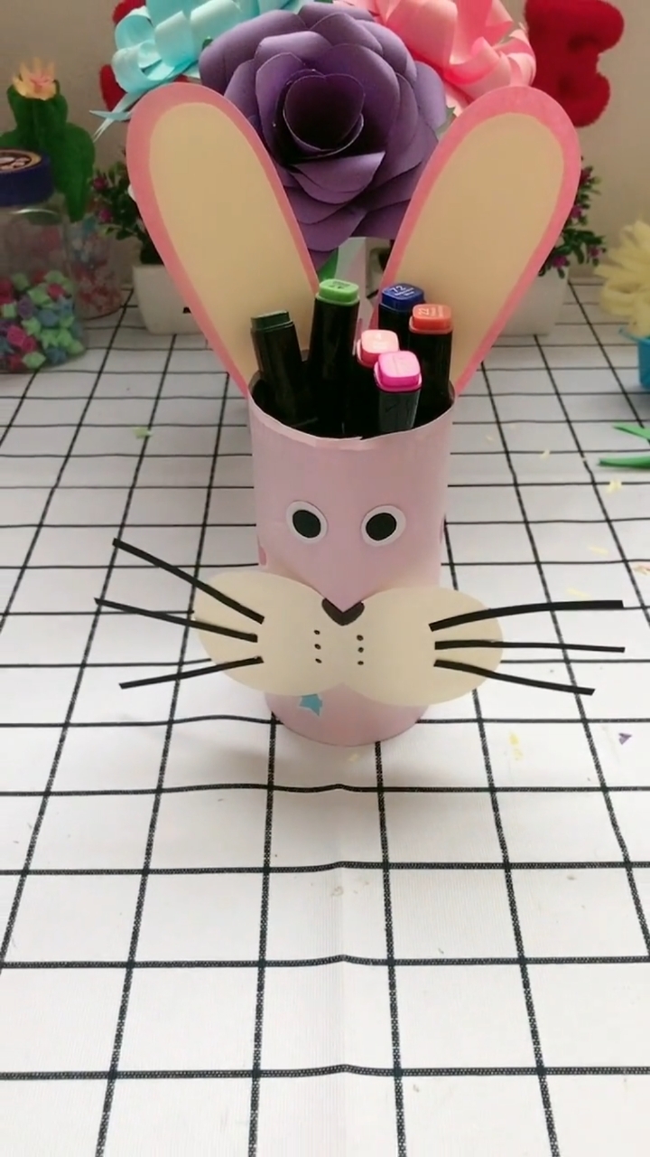 手工制作#薯片筒不要扔,废物利用,做成一个可爱的笔筒-度小视