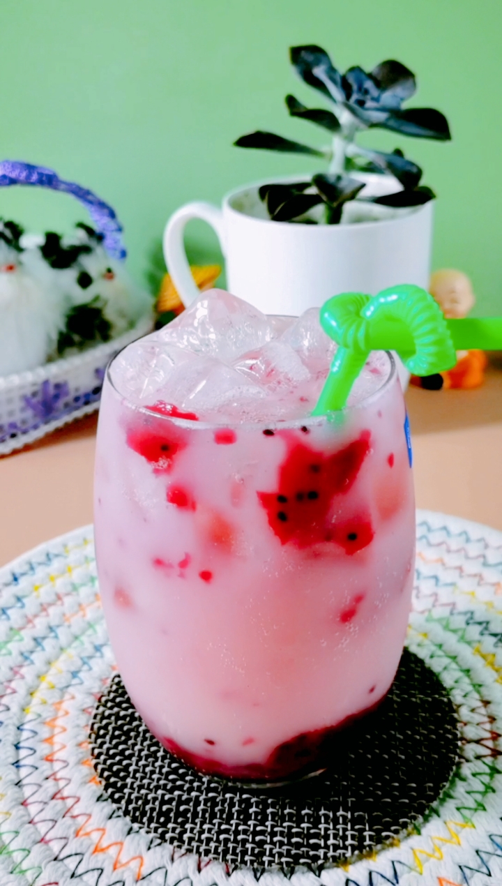 自制饮品#高颜值冷饮,好喝又健康.火龙果,雪碧,养乐多