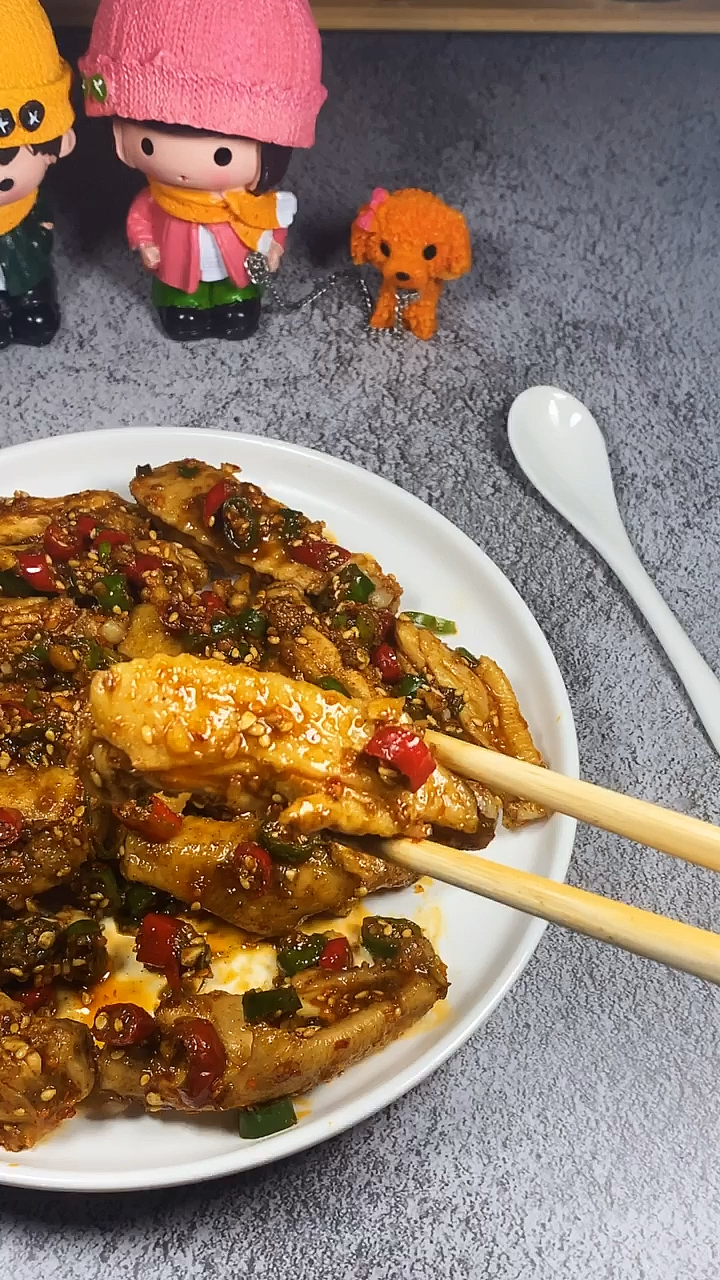 家乡特色美食#让家人食欲大开的麻辣凉拌鸡翅-度小视