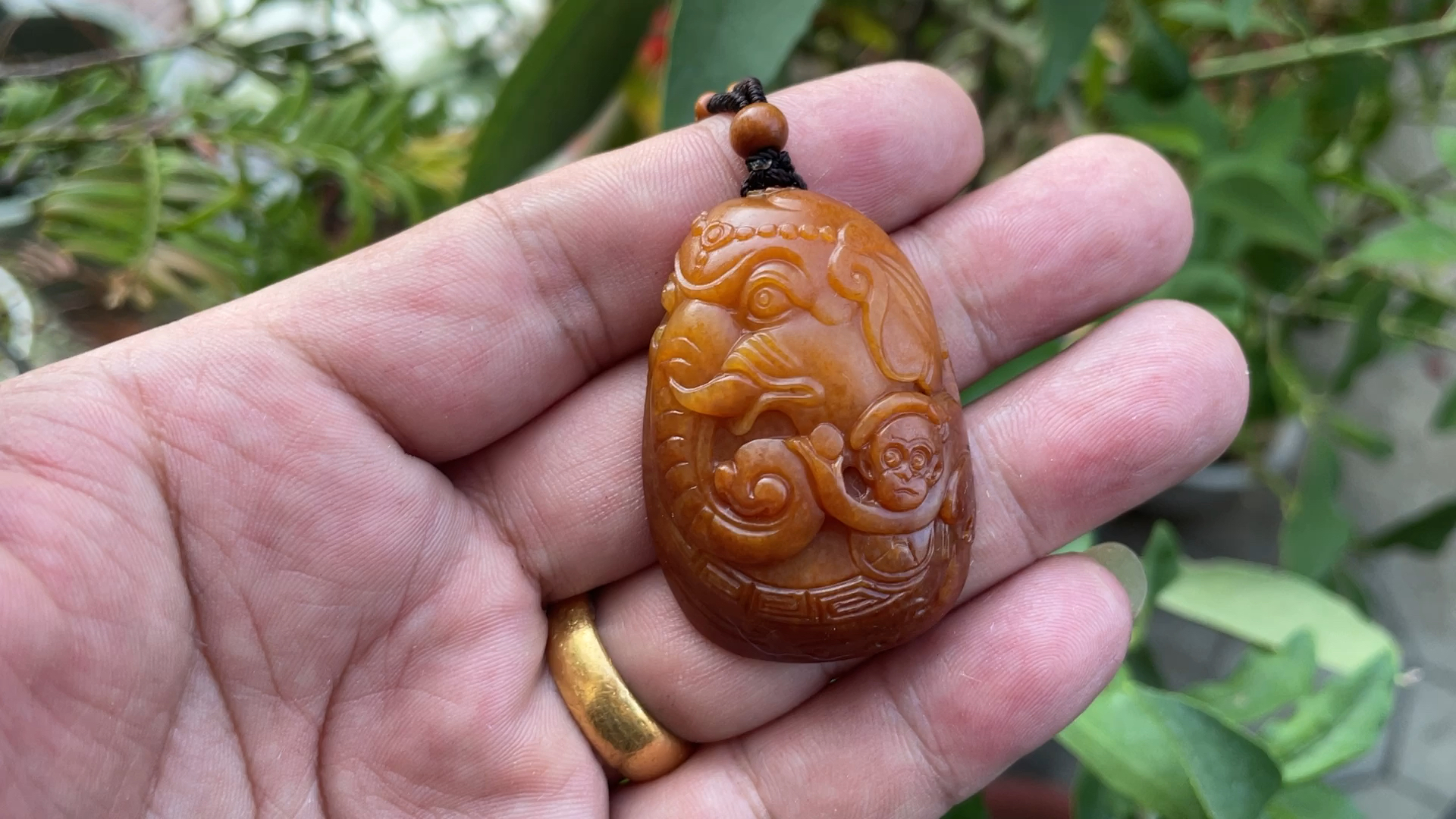 新疆和田玉籽料雕刻#和田玉籽料黄沁封侯拜相-度小视