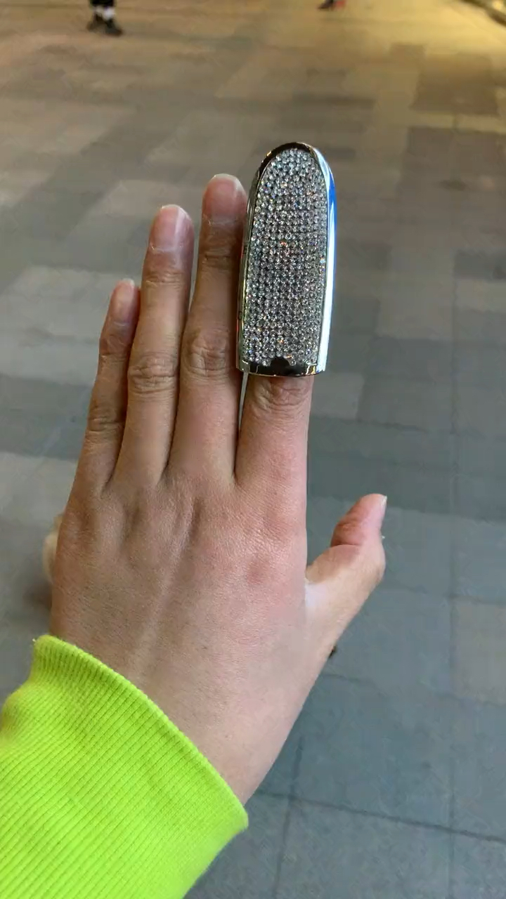 这不会就是传说中的弹脑瓜蹦的生神器吧?