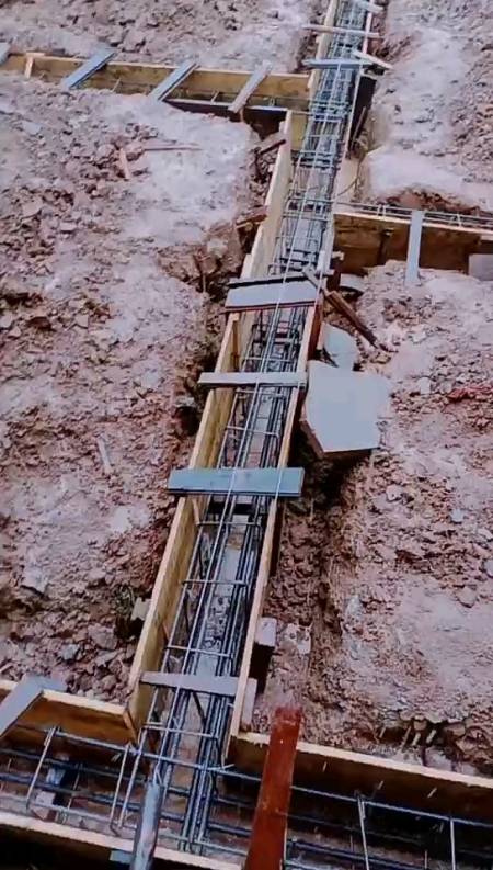 辛辛苦苦打工十多年在外省吃俭用终于回家建房了今天倒地脚梁好日子天