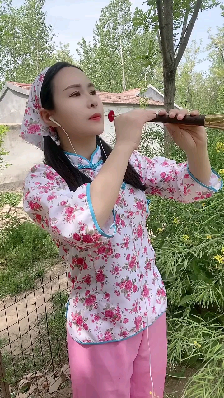 莉莉美女不愧是民间唢呐女高手