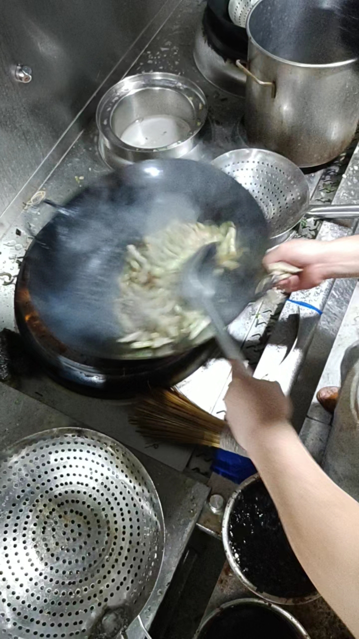 监控拍下后厨惊人的一幕,原来酒店是这样炒菜的.