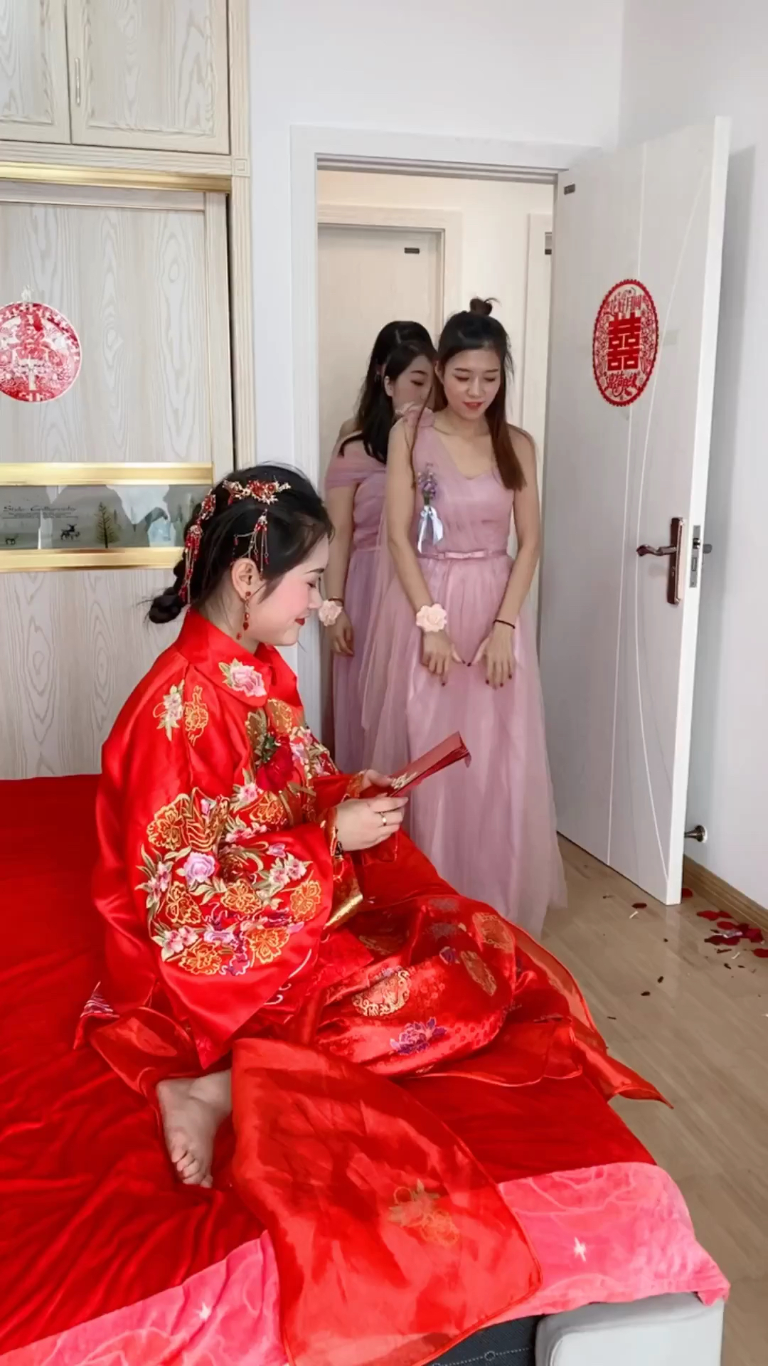 新娘发红包了,见者有份