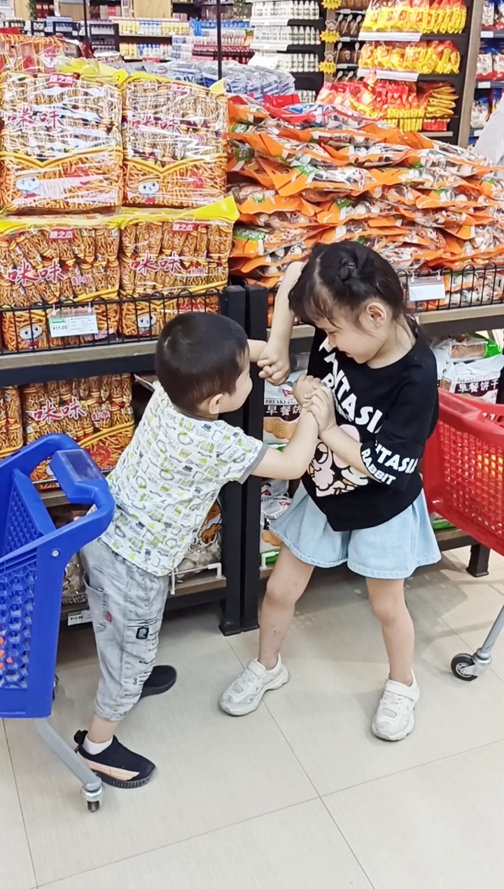 搞笑姐弟俩#俩娃就不能逛超市,否则,否则我就很省钱!