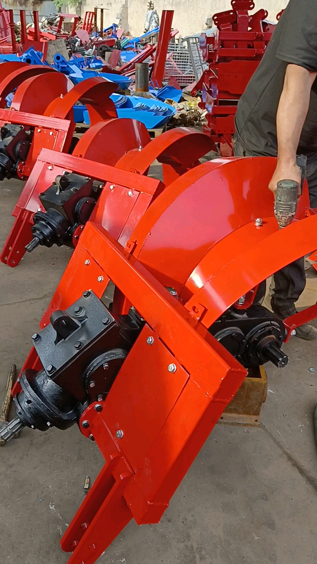 果园中置开沟机,开沟宽40厘米深40厘米,开沟施肥机-度小视