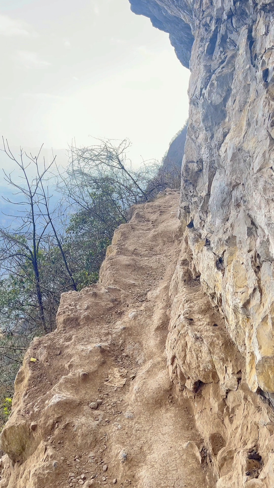 八面山燕子洞土匪洞,曾经湘西土匪田大榜的老巢,传说洞里几天几夜走不