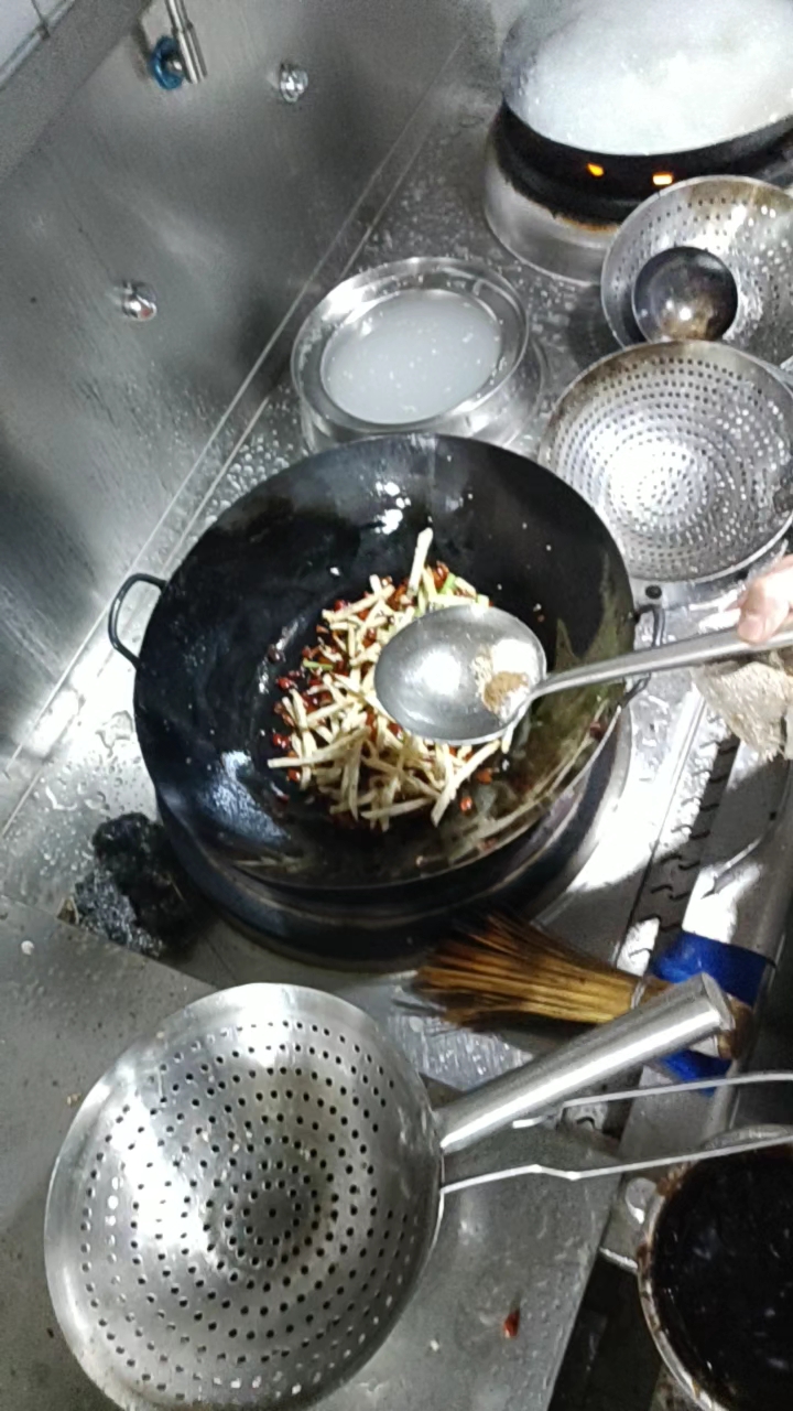 监控拍下后厨惊人的一幕,原来酒店是这样炒菜的.