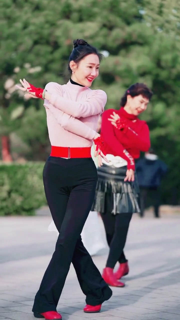 最美广场舞#北京玲珑舞蹈队!小红老师优美的舞蹈《白狐》