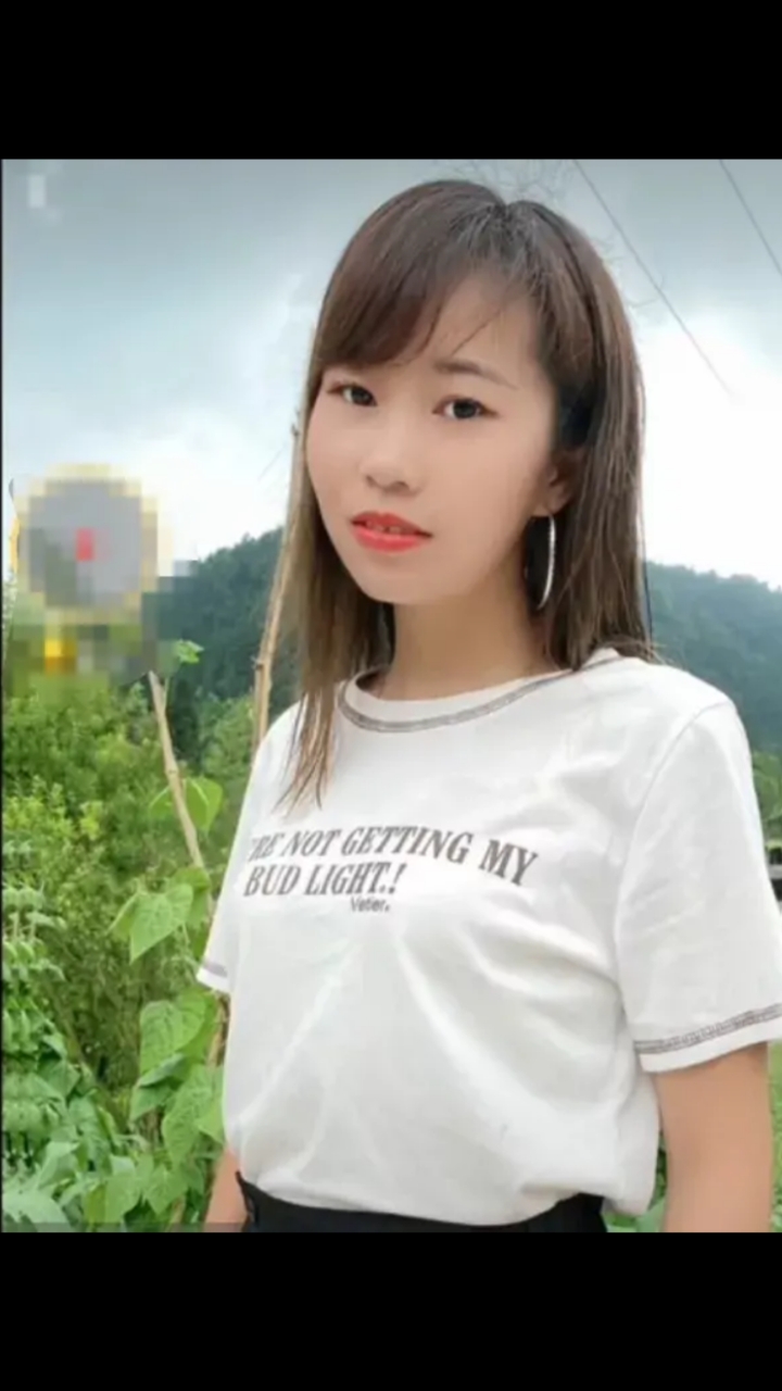 土味情话#俺村少女名小飞,聪明伶俐身材美,青山菜园衬娇容,家乡倩影