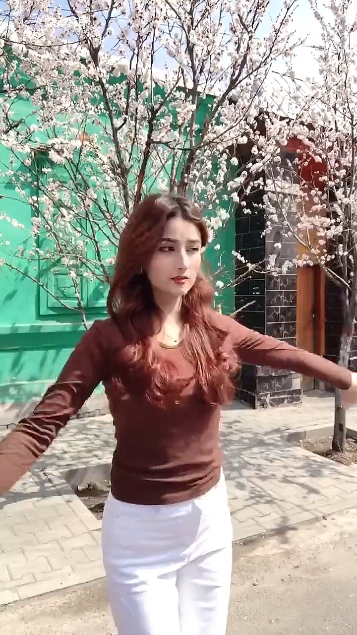 街拍#新疆热巴又来了!新疆自古出美女!