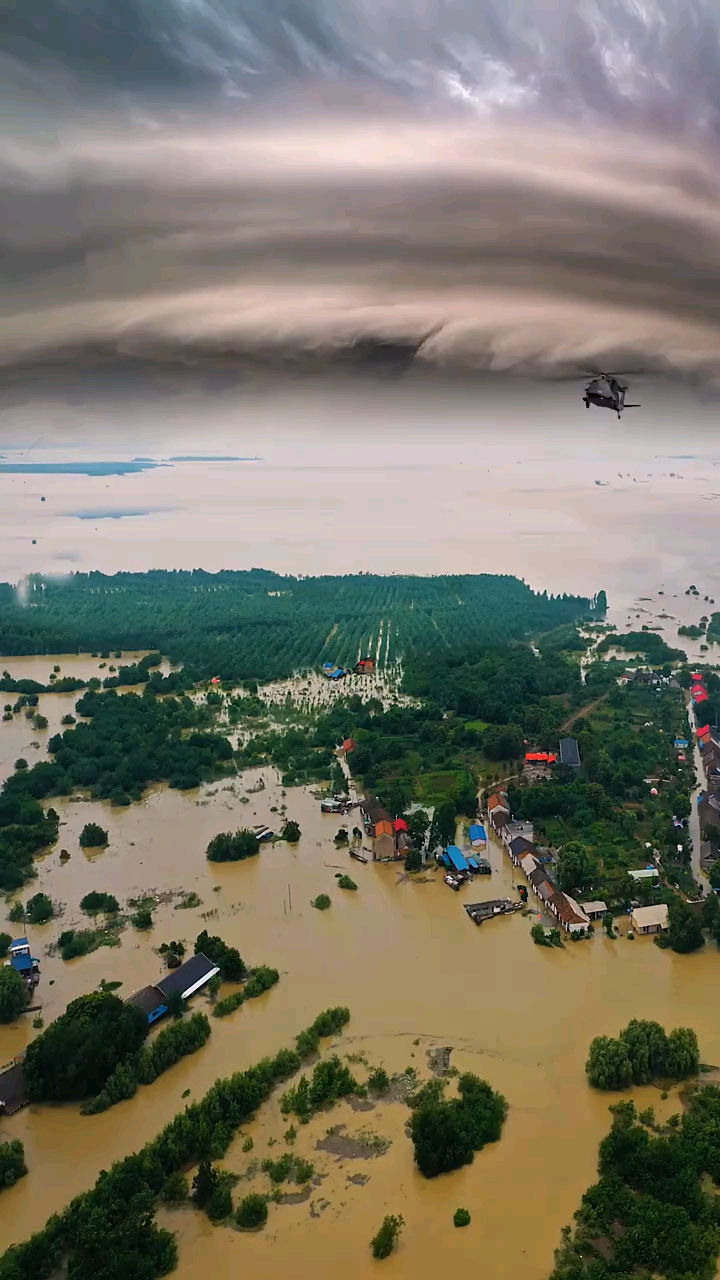 河南#航拍特大暴雨后的村庄,风雨面前我们一起扛,河南加油!