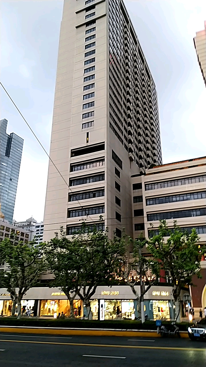 前一段时间去上海南京西路逛街时路过西康路感觉这里的风景优美如画