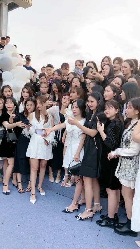 网红卡卡三十四岁生日一千多粉丝慕名而来努力终于有了回报成人的世界