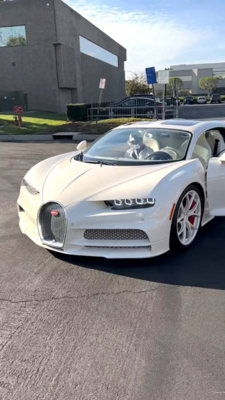 布加迪白色绅士行走的一个亿