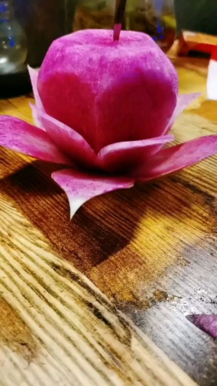 这心里美萝卜雕刻的荷花教学分享给大家-度小视