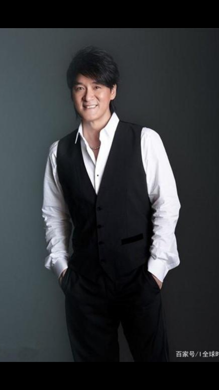 60岁周华健和混血儿子同框穿西装依旧帅儿子留胡须显成熟