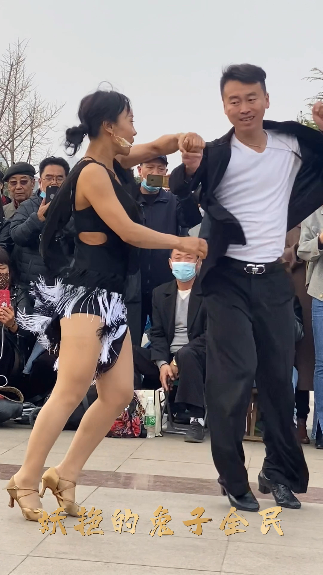 快乐吉特巴舞这个美女浑身上下都是腱子肉