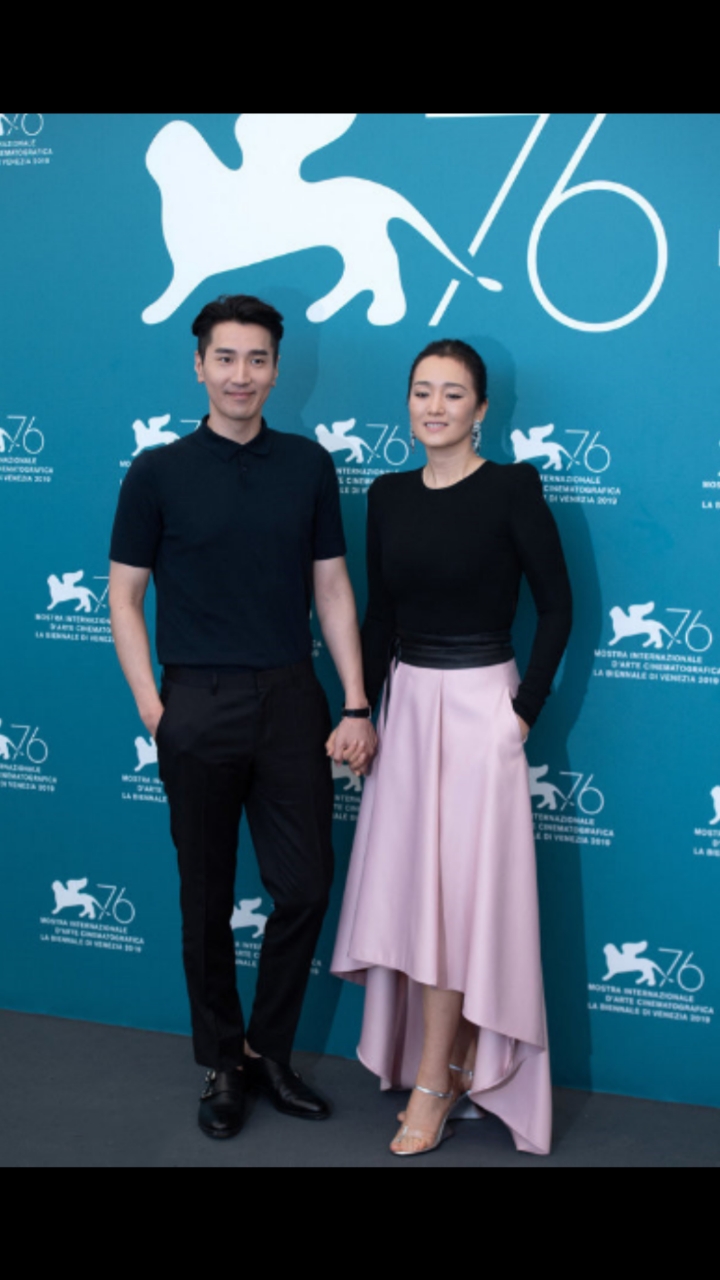 巩俐大胆尝试少女粉,不规则设计气质佳,与赵又廷牵手不显年龄