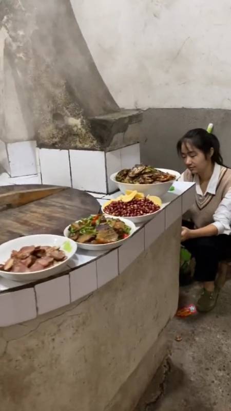 找女朋友就要找农村姑娘,虽然不漂亮,但是勤劳善良,还会洗衣做饭,这样