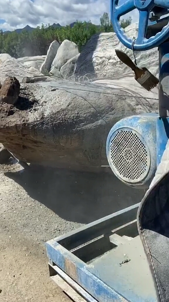 工作阵地#钢丝绳锯石头,这也是不小的工程