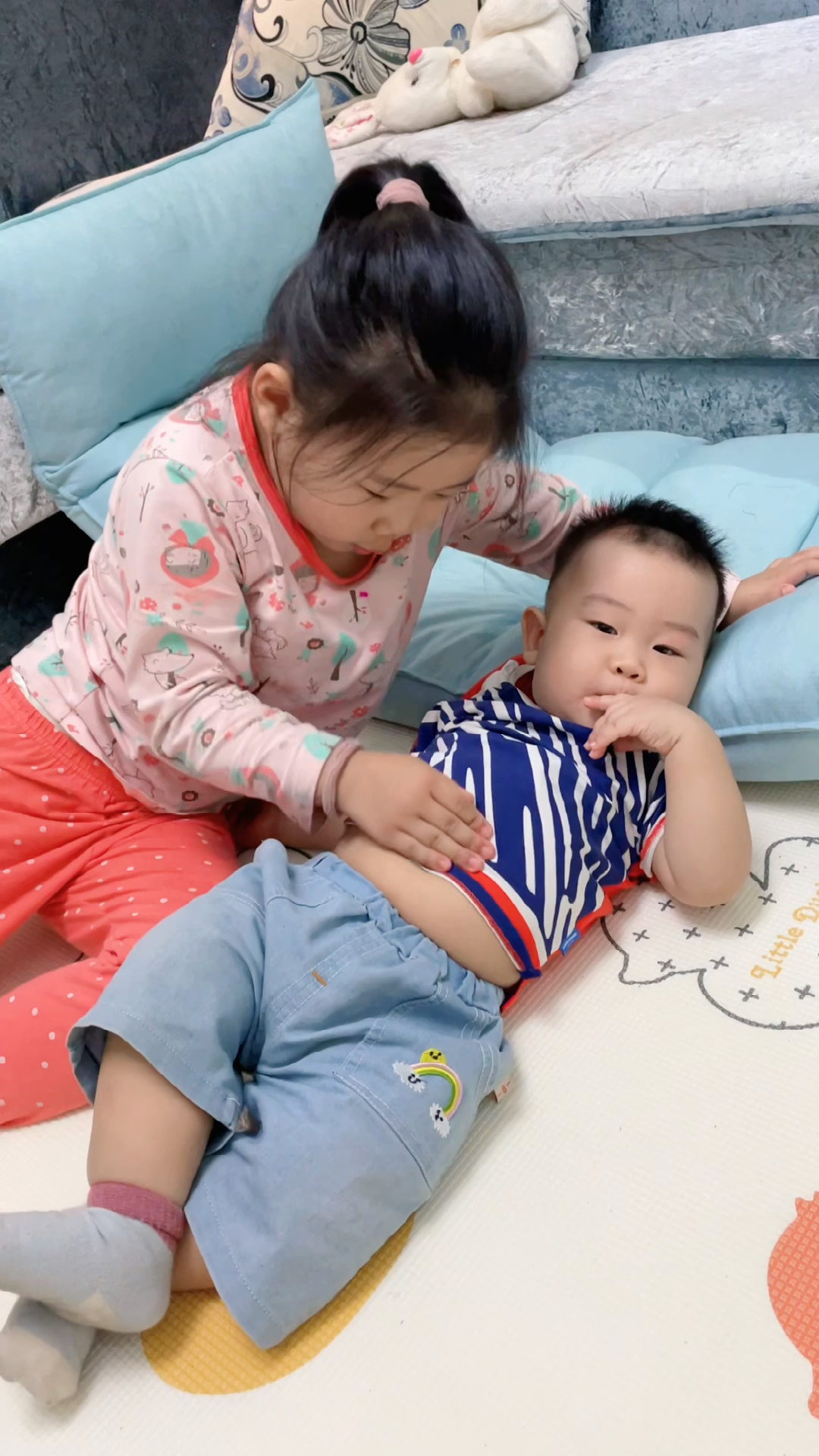 搞笑萌娃#弟弟的肚子越来越大了,终于找到原因了