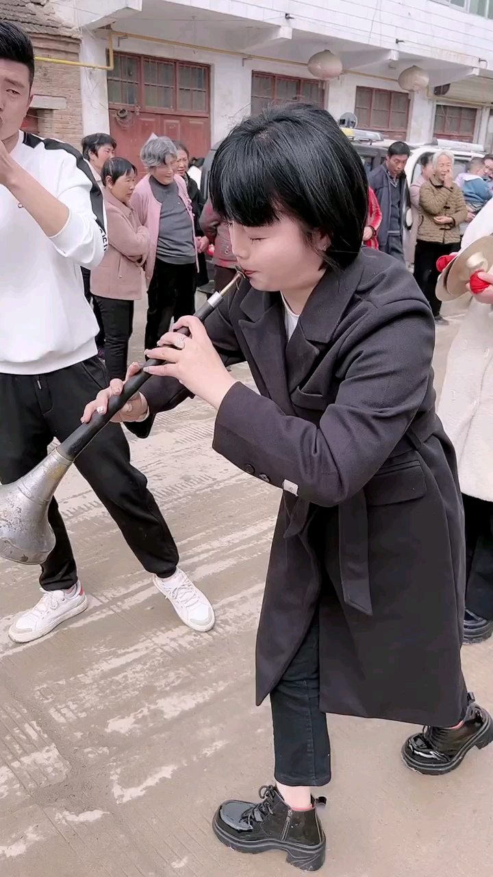 段莎莎不愧是豫东民间年轻的女唢呐王