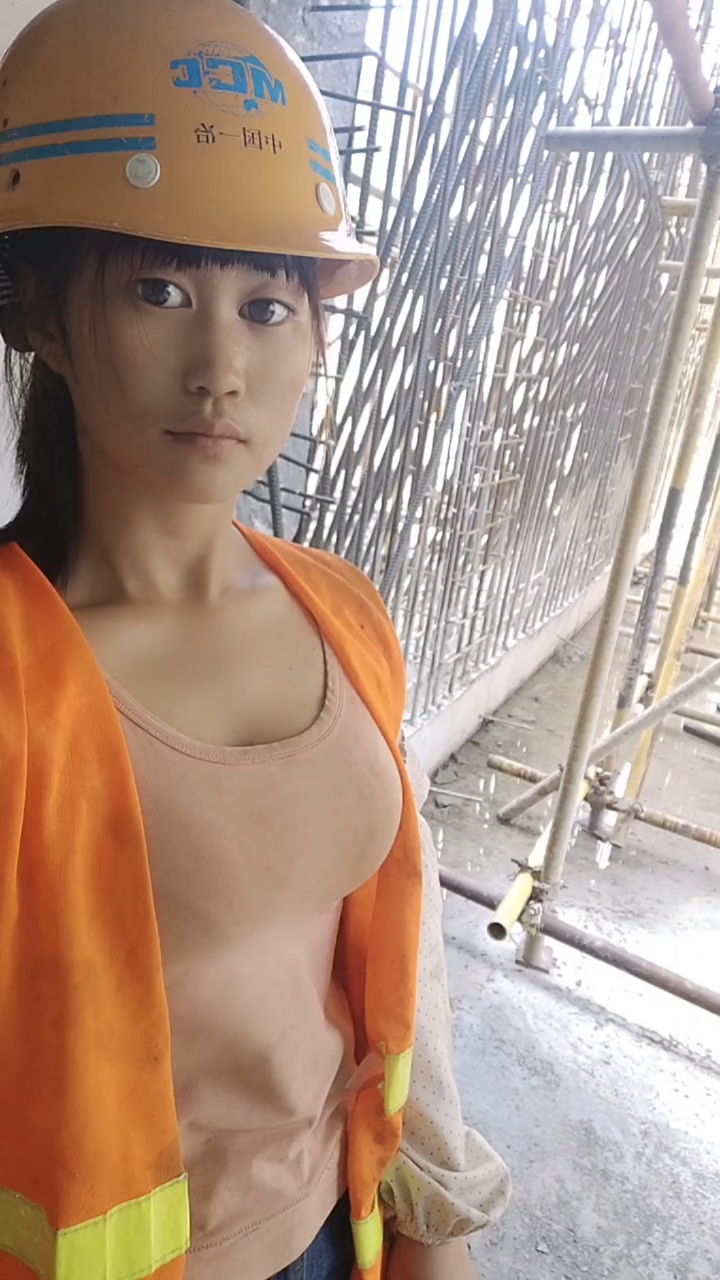 钢筋工#唯一女钢筋工记录在工地上的日子再苦再累笑着面对