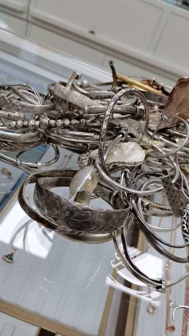 好大一堆旧银手镯子