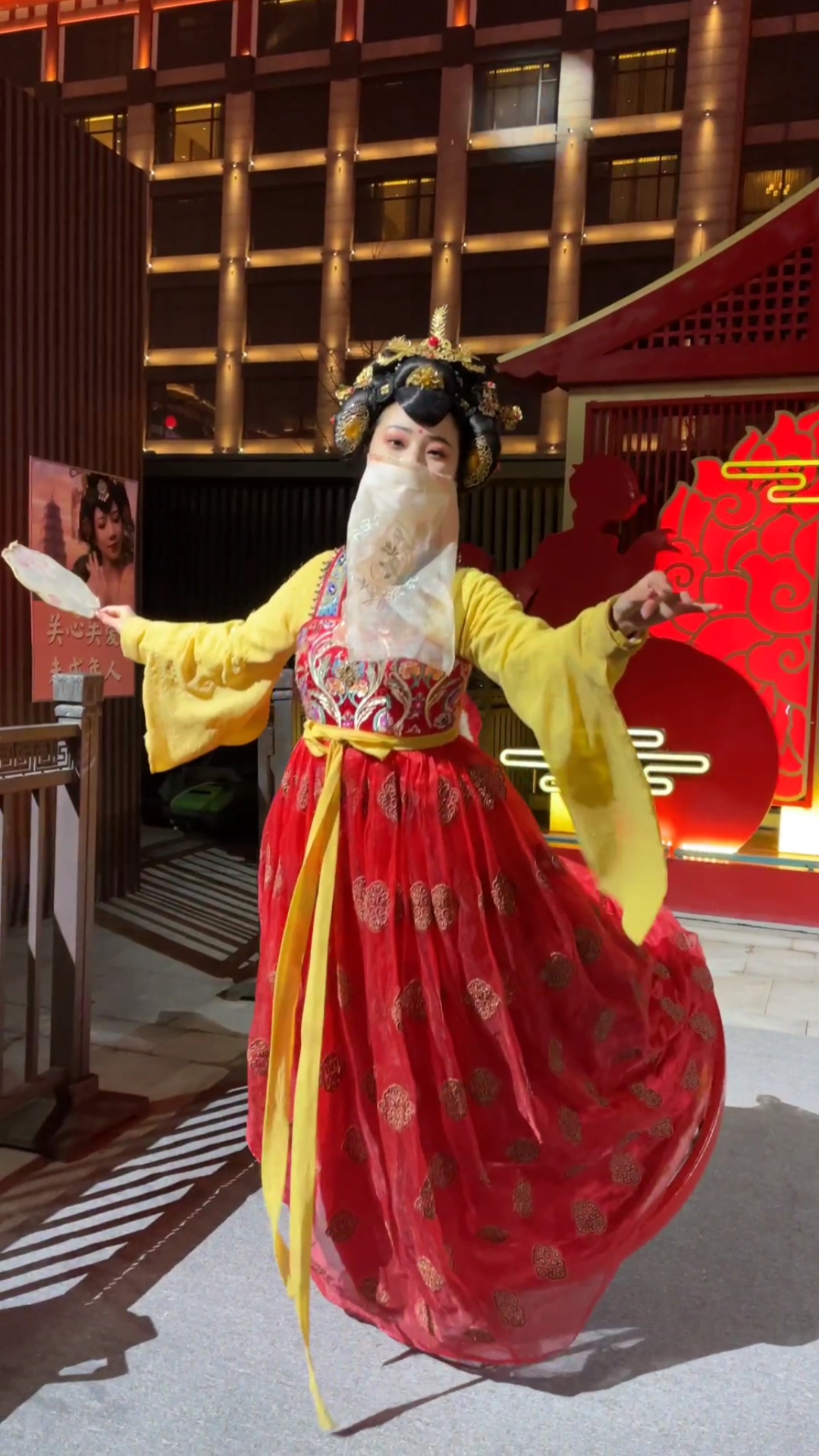 大唐不夜城#牵手不夜城美丽的不倒翁小姐姐,终于占了个头排啊