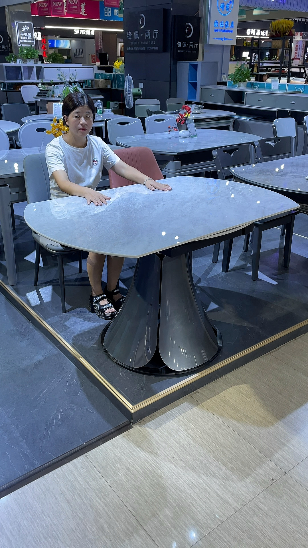 放假了,朋友来家里吃饭,有了这款旋转变形餐桌,方桌秒变圆桌,不用担心