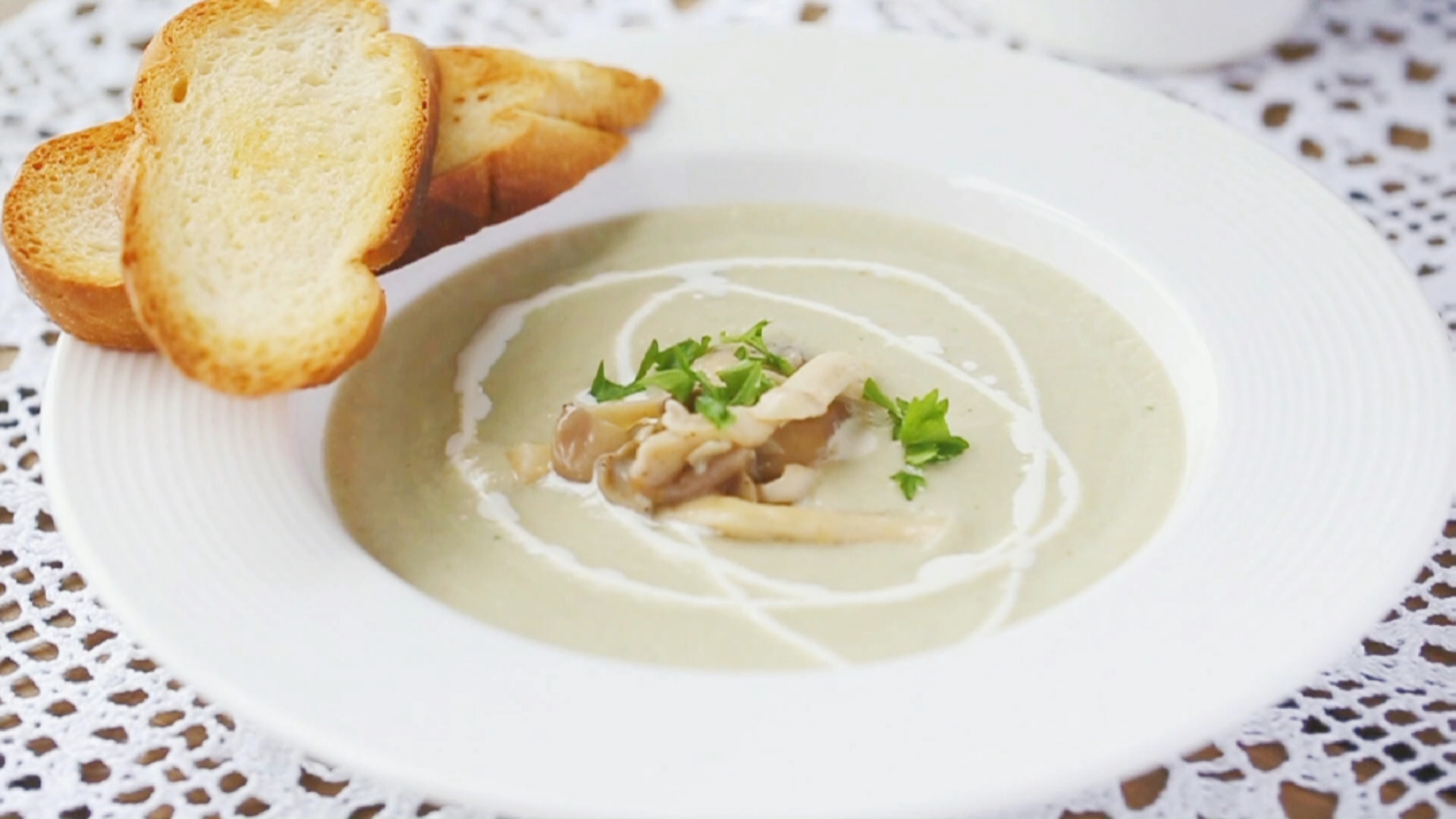 美食#花样早餐—培根奶油蘑菇汤配上烤得香香脆脆的黄油面包片,嘎吱