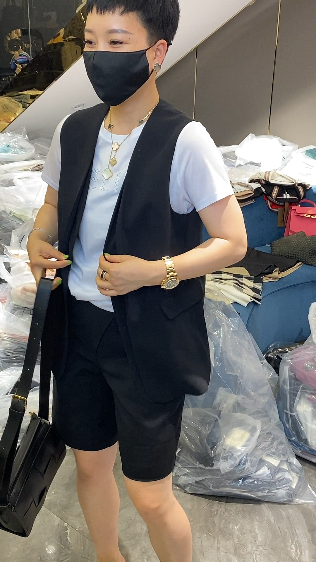 马甲背心搭配白色t恤