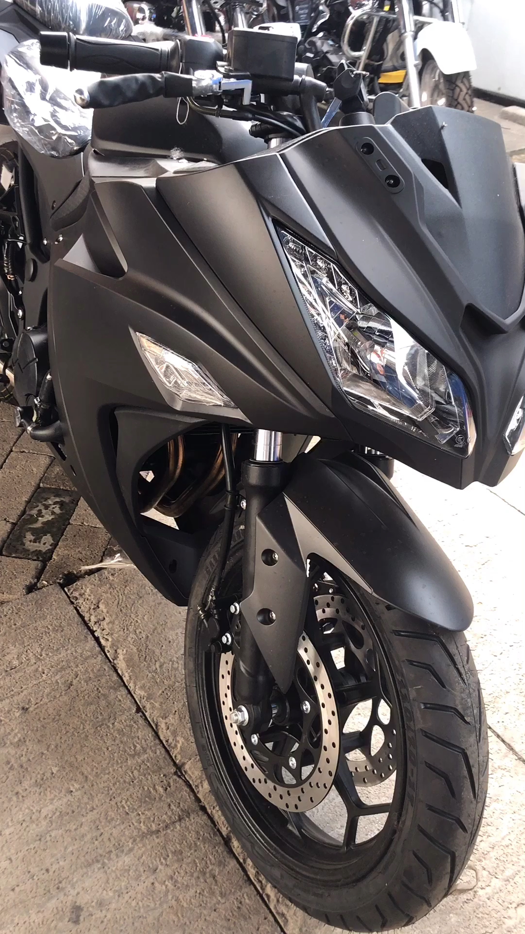 摩托车#鲨鱼头磨砂黑非常帅气