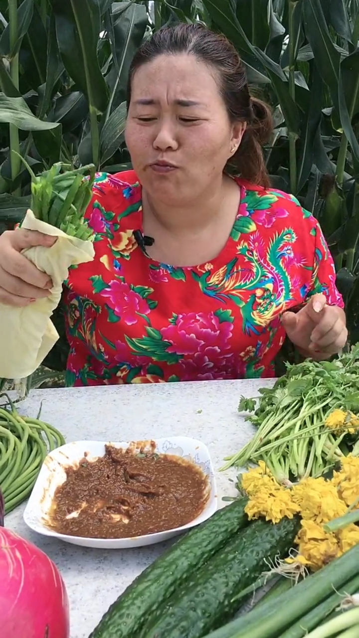 东北大姐在苞米地里吃干豆腐卷大葱,这也太接地气啦,看大姐吃的过瘾